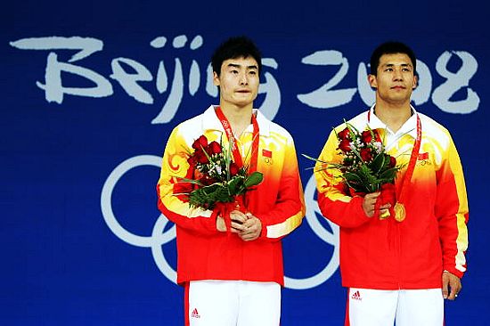  Pareja china gana el oro en salto sincronizado de trampolín de 3 metros masculino 8