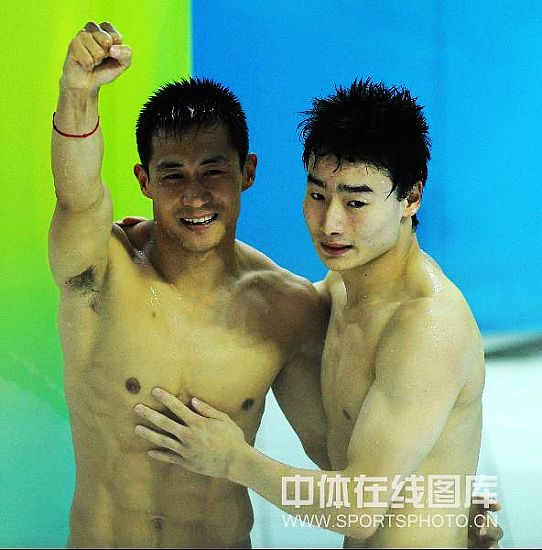  Pareja china gana el oro en salto sincronizado de trampolín de 3 metros masculino 9