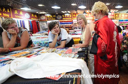 Los extranjeros compran en el mercado Xiushui7