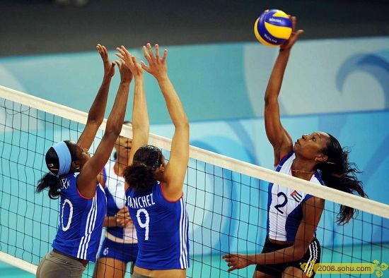 Las chicas cubanas de voleibol están entrenando 3