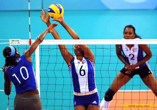 Las chicas cubanas de voleibol están entrenando 4