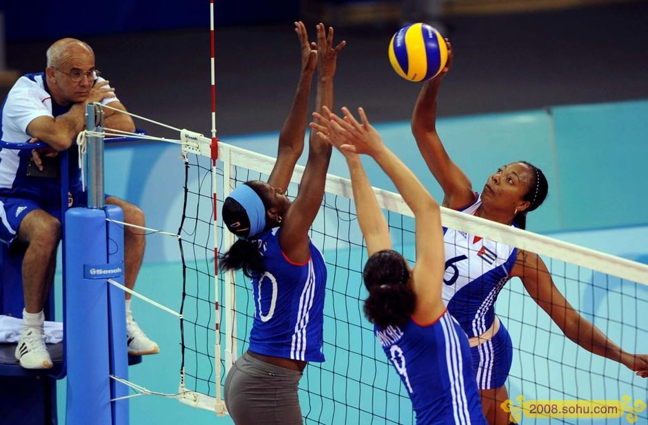 Las chicas cubanas de voleibol están entrenando 5