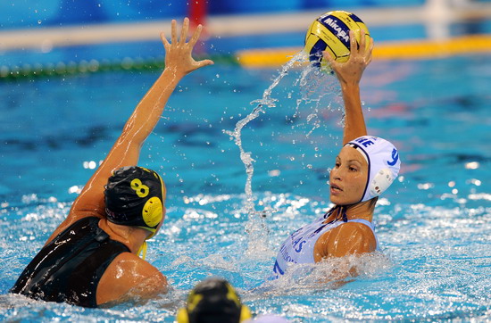 El descuidado en la competición de waterpolo femenino 4