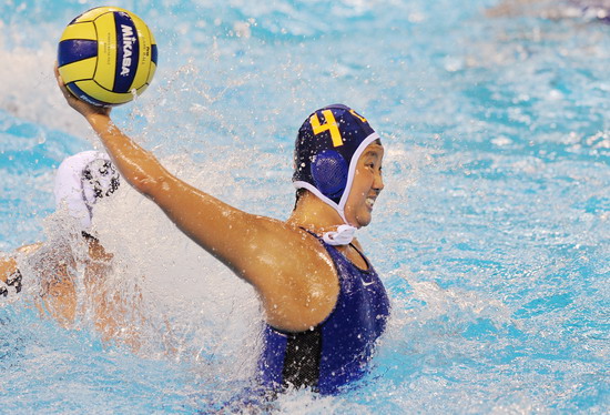 El descuidado en la competición de waterpolo femenino 6