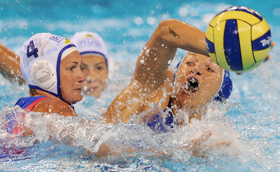 El descuidado en la competición de waterpolo femenino 7