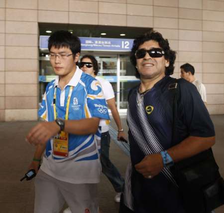 Maradona llegó a Shanghai para contemplar el partido de futbol de Argentina 1