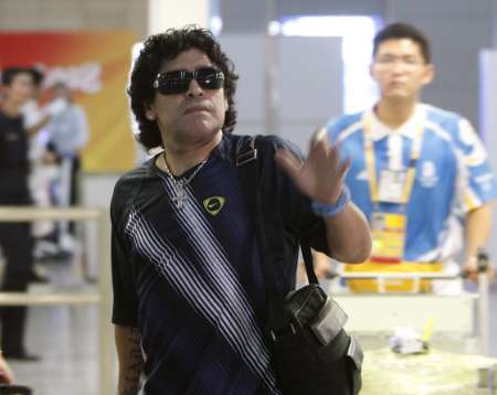 Maradona llegó a Shanghai para contemplar el partido de futbol de Argentina 3