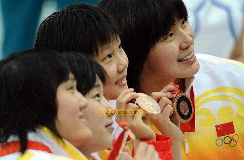 Equipo chino ganó bronce en relevo de 4x100m estilos femeninos1