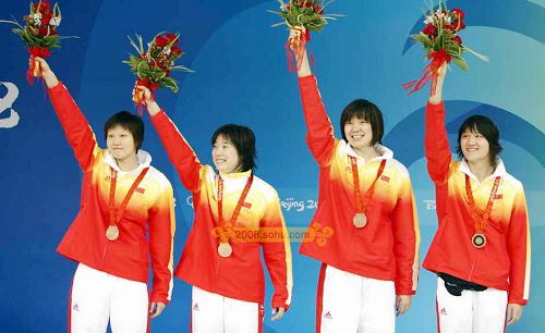 Equipo chino ganó bronce en relevo de 4x100m estilos femeninos2