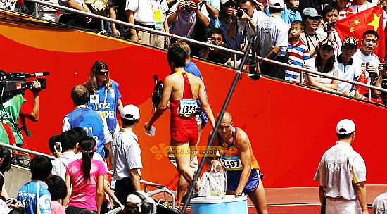 Beijing 2008: Atleta chino Liu Xiang abandona la Olimpiada por lesión 6