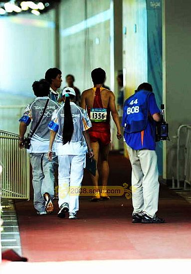 Beijing 2008: Atleta chino Liu Xiang abandona la Olimpiada por lesión 7