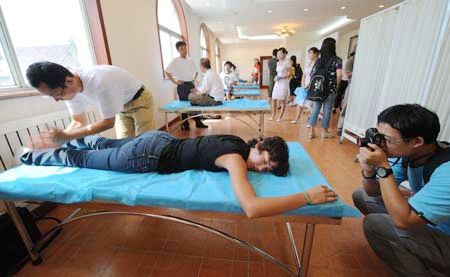 Periodistas experimentan masaje chino2