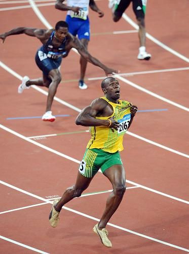 Bolt de Jamaica establece nuevo récord mundial en 200m varonil7