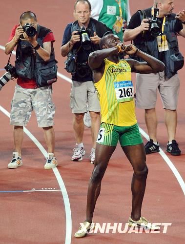 Bolt de Jamaica establece nuevo récord mundial en 200m varonil8