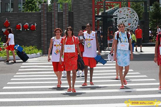 Hermosas deportistas españolas vestidas con Qipao pasean en la Villa Olímpica 1