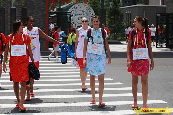 Hermosas deportistas españolas vestidas con Qipao pasean en la Villa Olímpica 2