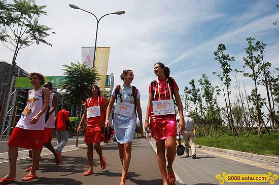 Hermosas deportistas españolas vestidas con Qipao pasean en la Villa Olímpica 3