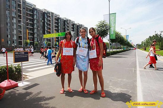 Hermosas deportistas españolas vestidas con Qipao pasean en la Villa Olímpica 4
