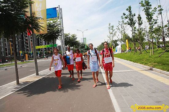 Hermosas deportistas españolas vestidas con Qipao pasean en la Villa Olímpica 6