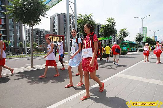 Hermosas deportistas españolas vestidas con Qipao pasean en la Villa Olímpica 7