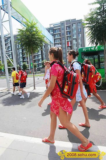 Hermosas deportistas españolas vestidas con Qipao pasean en la Villa Olímpica 8