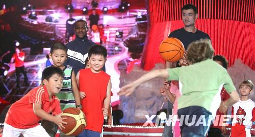 Yao Ming y James presentan en The Place de Beijing1