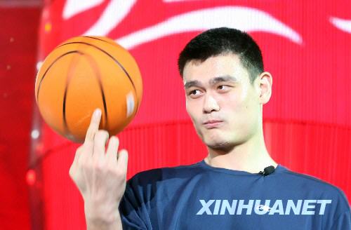Yao Ming y James presentan en The Place de Beijing2