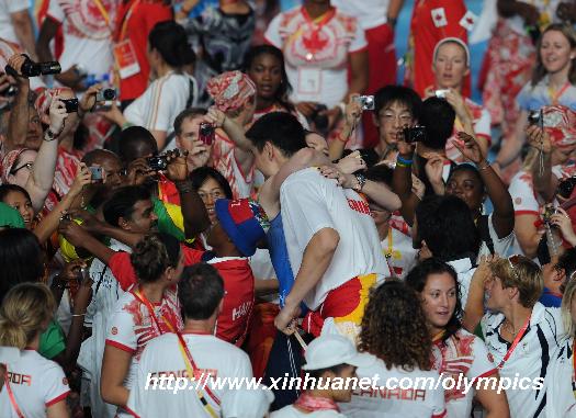 Yao Ming se abrazó con una hermosa deportista en la ceremonia de clausura 2