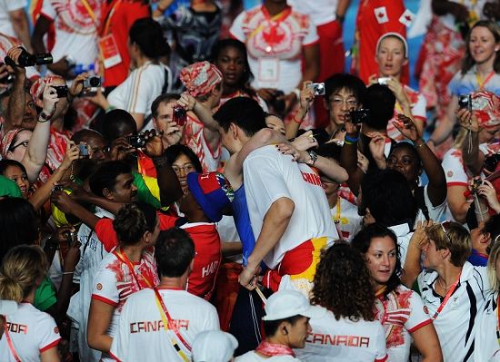 Yao Ming se abrazó con una hermosa deportista en la ceremonia de clausura 7