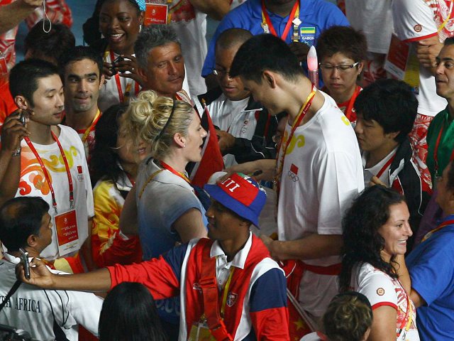 Yao Ming se abrazó con una hermosa deportista en la ceremonia de clausura 9