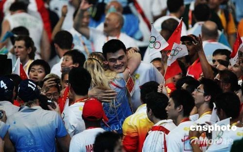 Yao Ming se abrazó con una hermosa deportista en la ceremonia de clausura 11