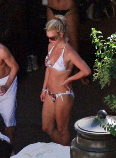 Britney vestida en bikini después de adelgazamiento 1