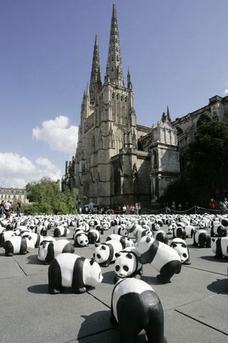 1,600 pandas de papel se presentan en Francia1