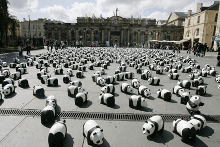 1,600 pandas de papel se presentan en Francia4