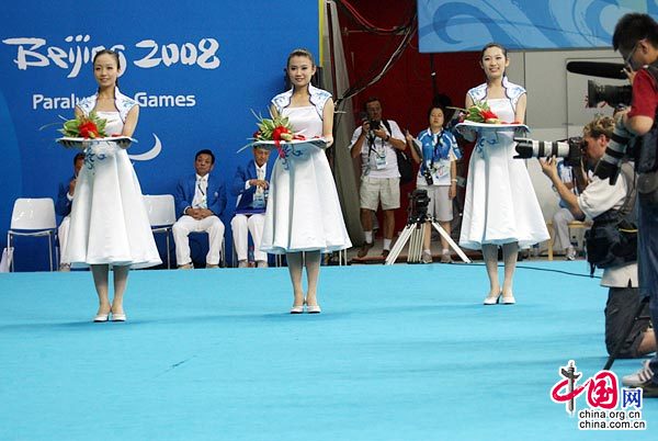 Chicas hermosas de las ceremonias de entrega de medallas en los Juegos Paralímpicos 2