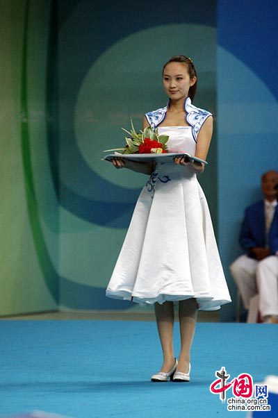 Chicas hermosas de las ceremonias de entrega de medallas en los Juegos Paralímpicos 5