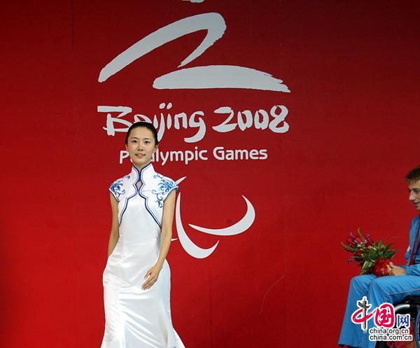 Chicas hermosas de las ceremonias de entrega de medallas en los Juegos Paralímpicos 6