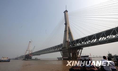 China termina construcción de parte principal del puente terrestre y ferroviario más largo del mundo 2