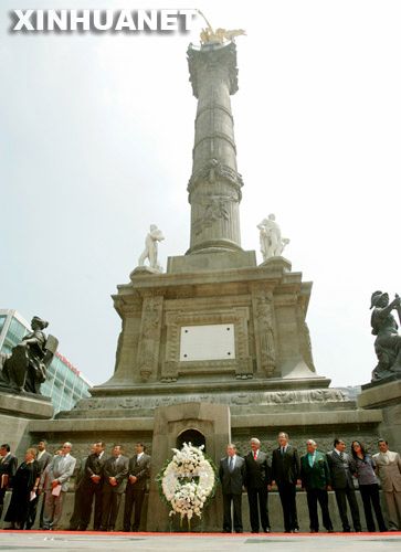 Celebran mexicanos independencia con desfiles y bailes1