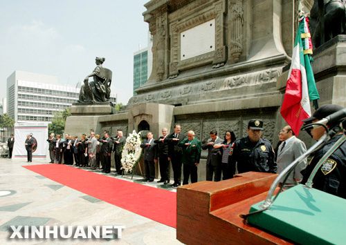 Celebran mexicanos independencia con desfiles y bailes2