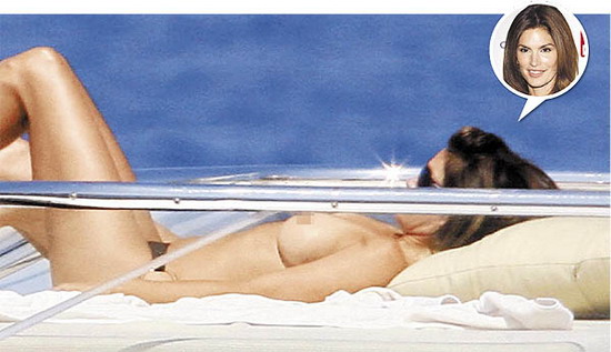 Cindy Crawford toma el sol desnuda 2