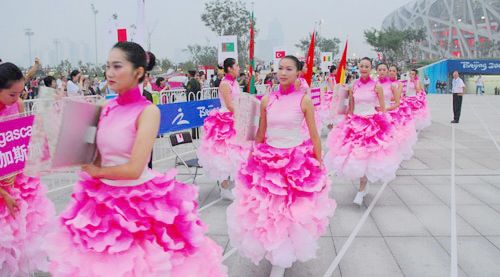 Las voluntarias guapas detrás de la cortina5