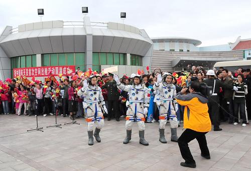 China celebra ceremonia de despedida para taikonautas de Shenzhou VII3