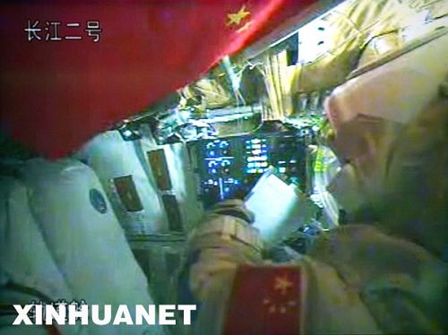 Taikonauta de Shenzhou VII empieza a armar traje para paseo espacial4