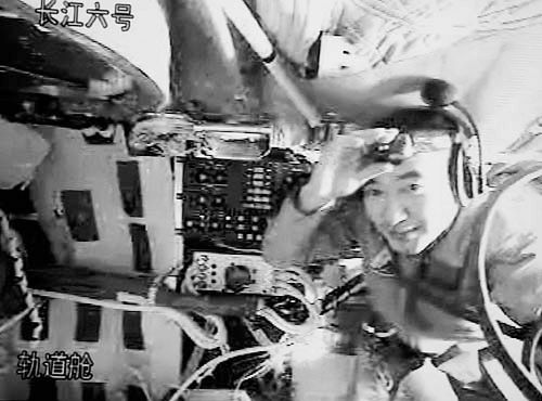 Zhai Zhigang, primer astronauta chino que camina por el espacio2
