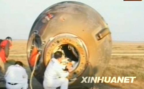 Los astronautas salen de la nave espacial Shenzhou VII3
