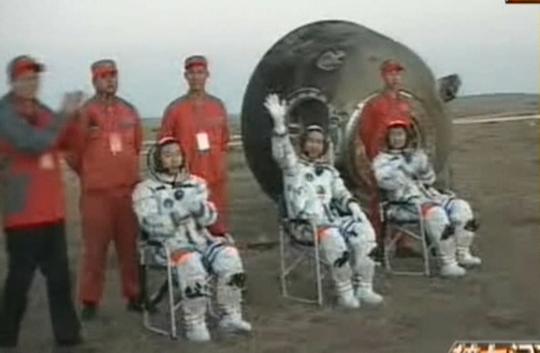 Los astronautas salen de la nave espacial Shenzhou VII6