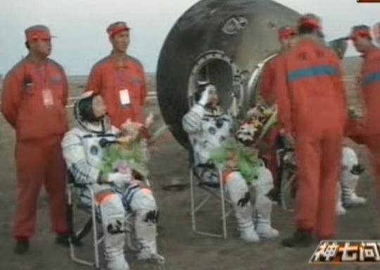 Los astronautas salen de la nave espacial Shenzhou VII7