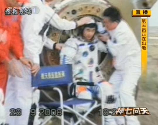 Los astronautas salen de la nave espacial Shenzhou VII8