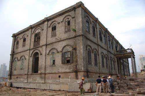 ‘Mueven’ casa parroquial de 1,500 toneladas 80 metros al este 1